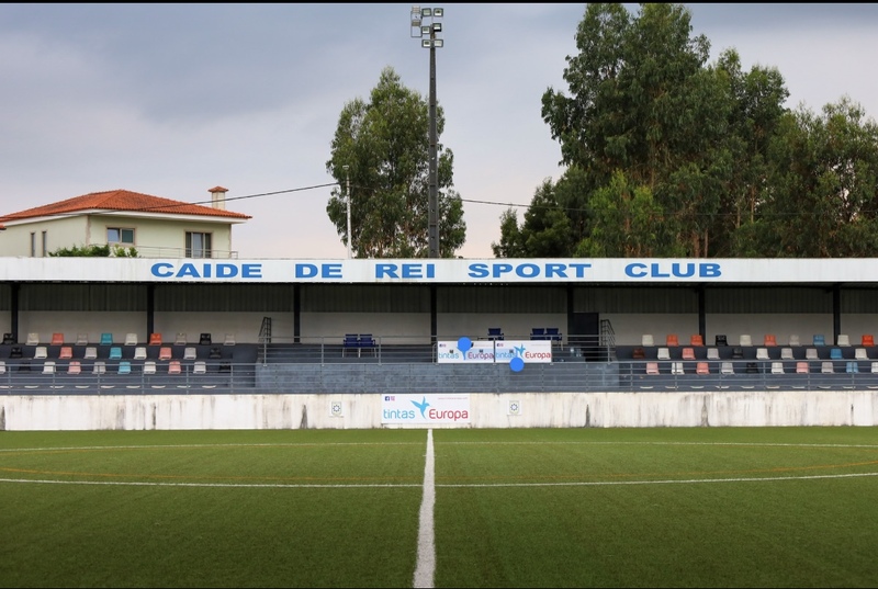 Estádio Quinta dos Ingleses — bancada do Caíde de Rei Sport Club com relvado sintético