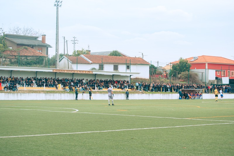 Campo de Jogos de Freixo de Cima — relvado sintético com bancada lateral
