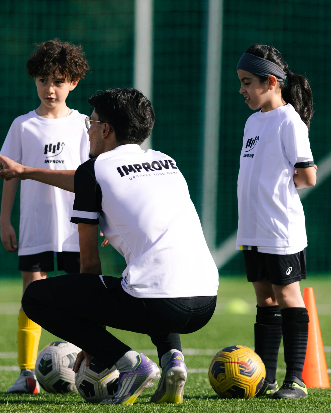 Treinador Improve a dar instruções a dois jovens atletas